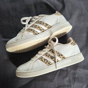 Adidas Grand Court white sneaker with leopard / cheetah stripes - size 2